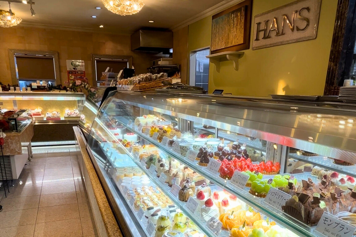 HANS洋菓子店-店内のショーケース風景