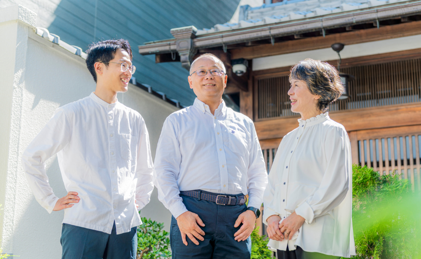 柳生質舗のスタッフ。笑顔でお迎えします