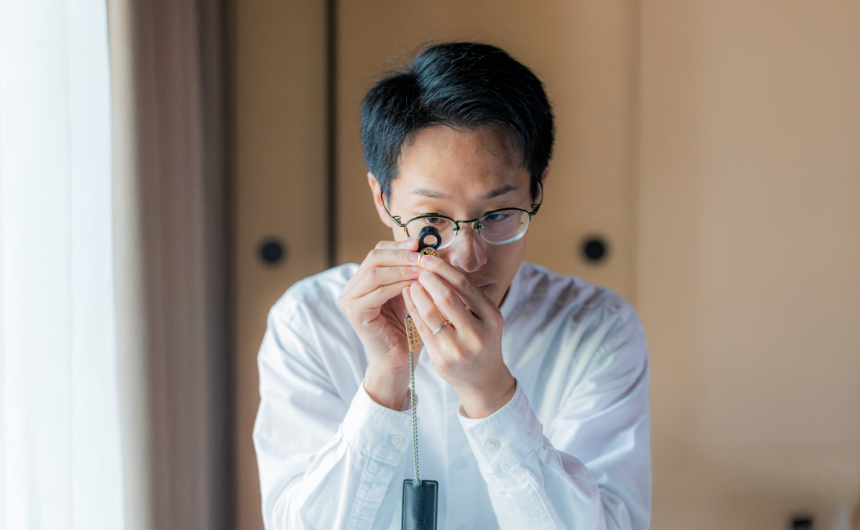 一点一点丁寧に査定を行う柳生質舗の鑑定士