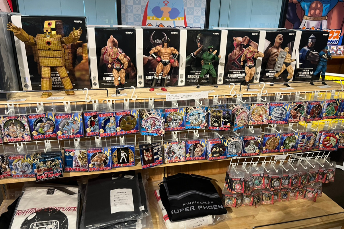 店内の物販コーナー全体の様子（棚に商品が並んでいる様子）