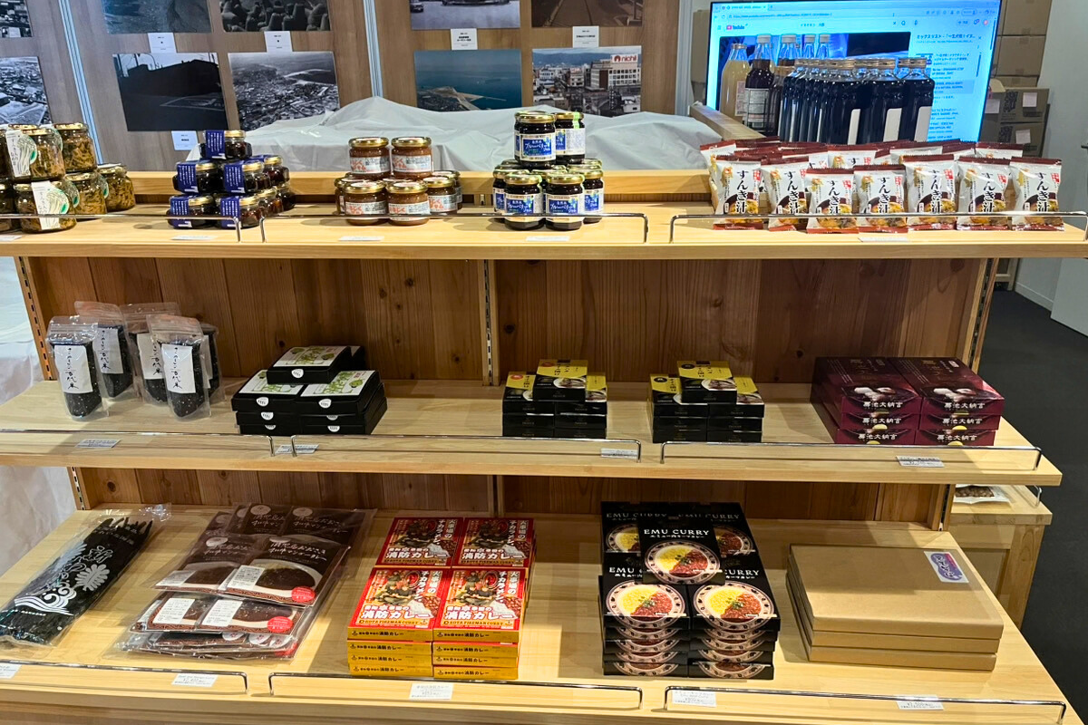 泉佐野市の特産品やお菓子などが並んでいるコーナーの画像