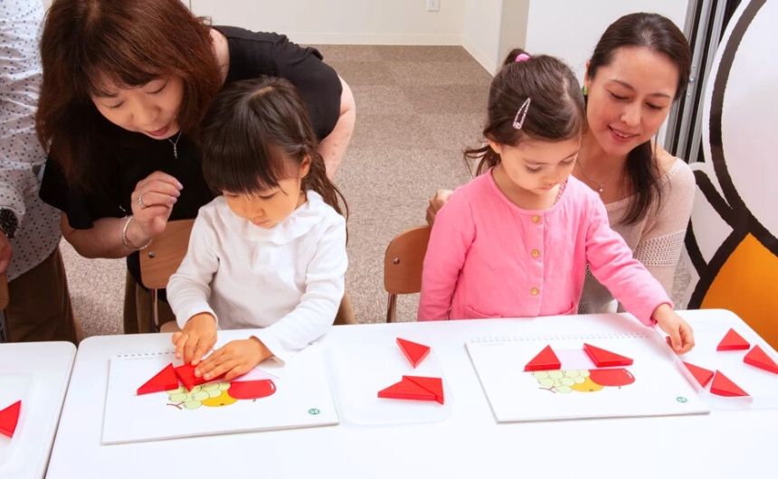 七田式教室で先生と一緒に笑顔で楽しく学ぶ子どもの様子
