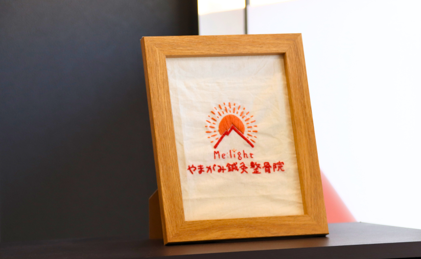 院内に飾られた刺繍ロゴ