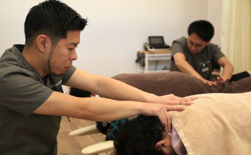 国家資格スタッフによる丁寧な施術の様子