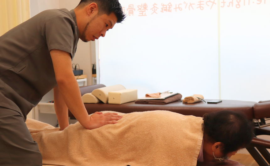 施術を受けるお客様とスタッフ