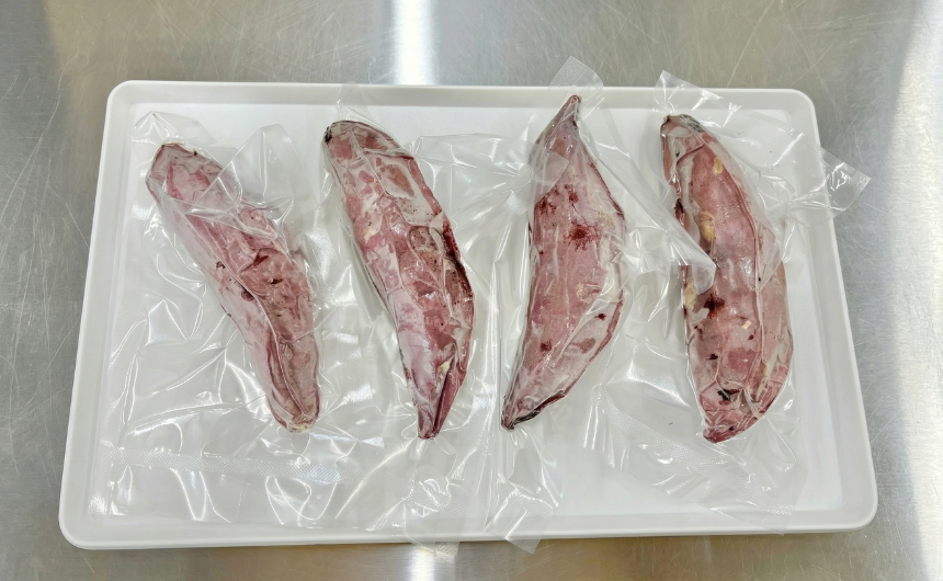 1枚ずつ個包装されて冷凍保存・ストックされる干し芋のイメージ