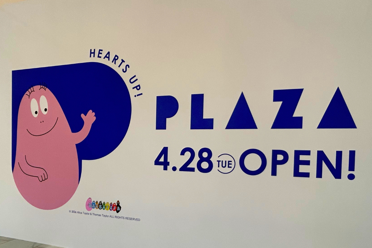 ららぽーと和泉の広々とした2階フロアのイメージや、親子で仲良くキャラクター雑貨を手に取って選んでいる楽しそうなショッピングシーン