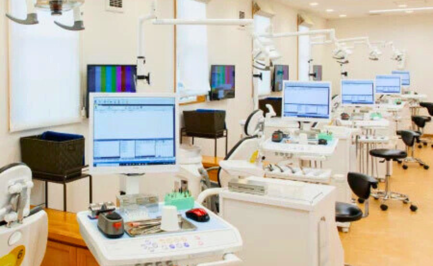 たんぽぽ会歯科の診療室内観。最新の歯科設備が整った清潔で広々とした空間。