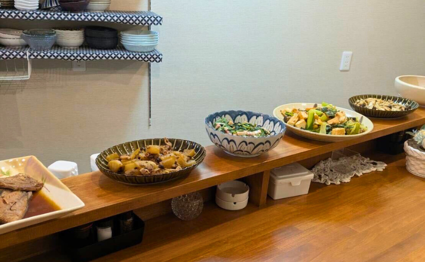 外はカリッと中はジューシーな「柚子こしょうの唐揚げ定食」や「豚の生姜焼き」など、日替わりランチの写真。きんぴらごぼうや、ひじき煮、だし巻き卵など、彩り豊かな手作りの小鉢が添えられた美味しそうな定食の様子