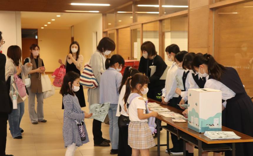 当日の受付の様子。在校生が保護者と小学生を笑顔で迎えている