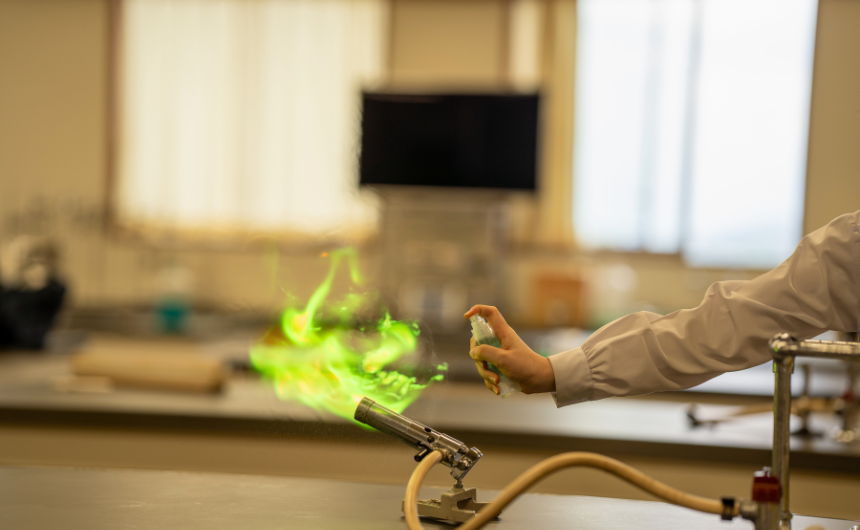 理科実験で緑色の炎が上がるインパクトのある炎色反応の様子