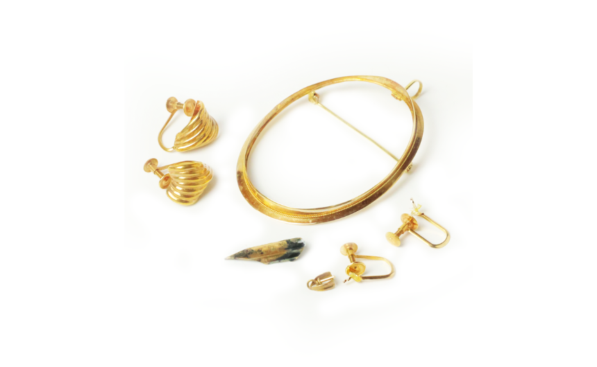 片方だけのピアスや壊れたアクセサリー