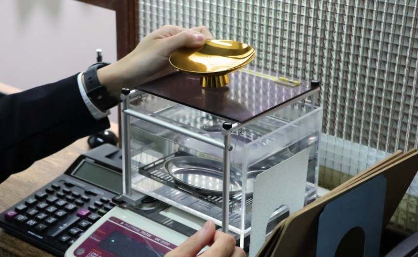 お客様の目の前で専用の計量器を使って正確に計量します