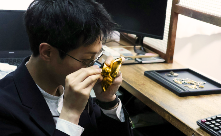 一点一点丁寧に査定を行う柳生質舗の鑑定士