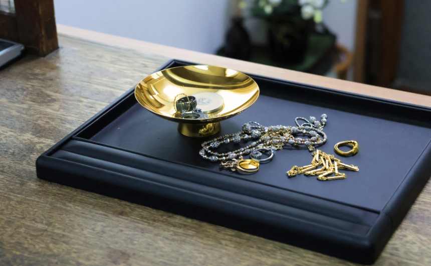査定にお持ちいただいた金やプラチナなどの貴金属